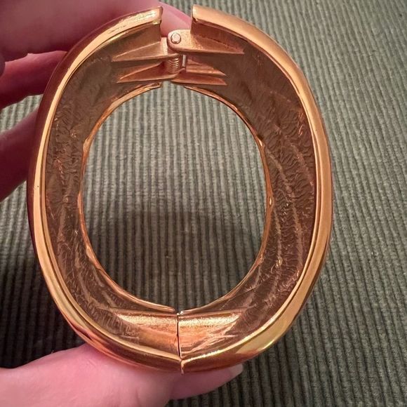 Stylish gold colored bracelet w/ spring closure - Picture 4 of 5